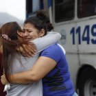 La esposa del policía fallecido recibe el consuelo de sus seres queridos.