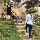Las limpiezas se realizan tanto fuera como dentro de las casas.