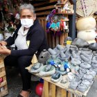 En la plazoleta exponen adornos, ropa y diversas creaciones manuales. Dolores Contreras ofrece piedras de moler y otros artículos.