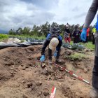 Removiendo tierra para sembrar encontraron restos antiguos.