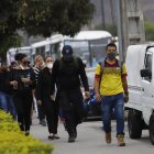 Familiares de Jonathan Javier Lino Burgos acudieron al Laboratorio de Criminalística para retirar su cadáver.