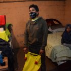 William Latacunga en el cuarto donde vive y en el que recibió a Pervis Estupiñán para entregarle su maleta y pasaporte.