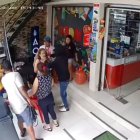 Delincuentes armados asaltaron en el local del defensa de Barcelona, Pedro Pablo Velasco