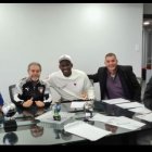 El jugador colombiano se sentó con los directivo del cuadro quiteño para firmar el nuevo contrato.