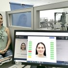 Una usuaria tramitando el documento de viaje en una de las agencias del Registro Civil.