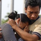 Carmen Sandoval, mamá del fallecido, recibe el consuelo de su hermano. 

Guayaquil-Ecuador
Agencia (ag-expreso)