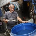 A William Quiñónez unos vecinos le contaron del corte y rápidamente llenó un tanque.