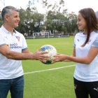 Santiago y Arella Jácome comparten la pasión por el fútbol y por Liga de Quito.