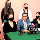 Familiares del extranjero acompañaron al jurista que dio declaraciones por ellos.