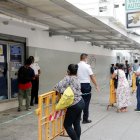 Varios usuarios acudieron a las oficinas en busca de información sobre las licencias.