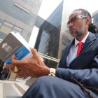 En su domicilio tiene su estudio de grabación, en cuyas paredes exhibe las portadas de sus producciones.