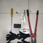 Las herramientas halladas en fuera de la puerta del apartamento escogido por los sospechosos.