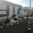 En la parada del autobús se evidencia la basura.
