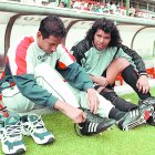 Jacinto Espinoza (d) fue el arquero titular en la selección que participó en las eliminatorias al Mundial USA 94.