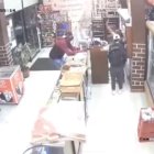 Dos hombres ingresaron al local a robar.