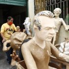 Labor. Un artesano elabora un monigote que se quemará el 31 de diciembre de 2020.