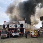 Los empleados trataron de recuperar algunos de los artículos que se comercializaban en el local.