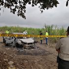 La víctima y su vehículo fueron quemados y abandonados en medio de unos canteros.