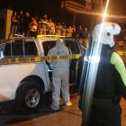 Decenas de personas se aglomeraron en el sitio para ayudar a las víctimas.