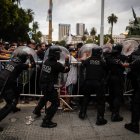 Por la desesperación de los argentinos por despedirse de Diego Maradona, hubo hinchas que pelearon con los policías en la Casa Rosada.