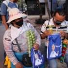 Por una semana indigentes del norte y sur de Guayaquil recibieron kits de limpieza.
