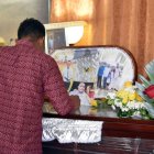 Sobre el féretro de Jorge Vargas Villón colocaron varias fotografías.