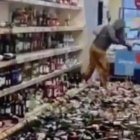 Así quedó el piso del supermercado por la acción de la mujer.