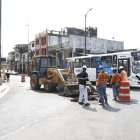 Los buses urbanos e intercantonales circulan cerca a los trabajos de la aerovía.