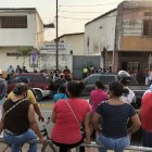 Los vinceños se apostaron en los exteriores del colegio, conmovidos con la triste noticia.