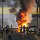 El piloto Romain Grosjean emergió milagrosamente de las llamas después de que su monoplaza se incendiara.