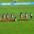 La joven se mantuvo sentada mientras se le rendían unos minutos al futbolista fallecido.