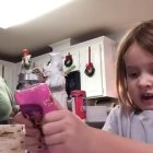 Delaney y su padre, Isaac Jones, de fondo.