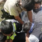 Un agente interviene para que una mujer no se lance del puente.