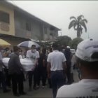 Las niñas fueron sepultadas junto a su mamá y distantes del papá.