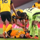 El mexicano Raúl Jiménez sufrió un golpe en la cabeza, tras chocar con el brasileño David Luiz.