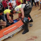 El motociclista tuvo que ser trasladado a una casa de salud debido a las heridas que sufrió.