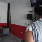 El barbero fue herido en el hombro izquierdo. Ayer por la tarde pretendía denunciar el ataque para que puedan extraerle el proyectil.