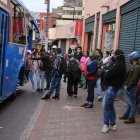 Los buses no siempre se estacionan en las paradas establecidas para recoger pasajeros.