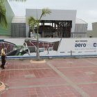 José Rivas pasea a su perro por el malecón de la Abel Gilbert.