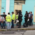 El detenido recibió 30 días de instrucción fiscal. La policía investiga la causa de la muerte porque hallaron heridas de quemaduras en el cadáver.