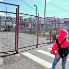 Debido al relajo, cerraron las puertas del mercado