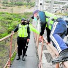 Los agentes muestran cómo se movieron para sacar a la señora del filo del puente.