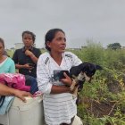 El perro que María Troya tiene en sus manos la sigue a todos lados y eso lo salvó de morir.