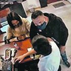 Los sujetos robaron en un local de comidas y fueron grabados en video.