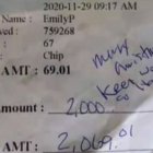 La factura donde consta la propina y un mensaje navideño del cliente.