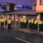 Luego del levantamiento del cadáver, los policías indagaron la zona en busca de más pistas.