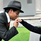 Actores personificando a un chulla quiteño y a una quiteña bonita