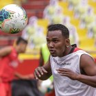 Pedro Pablo Velasco será titular por el costado derecho