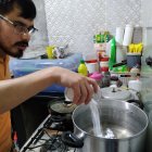 En su cocina Édison elabora los suavizantes y demás productos que ofrece a sus clientes.