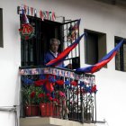 Los ciudadanos no dejaron de colocar las banderas para homenajear a la ‘Carita de Dios’.
